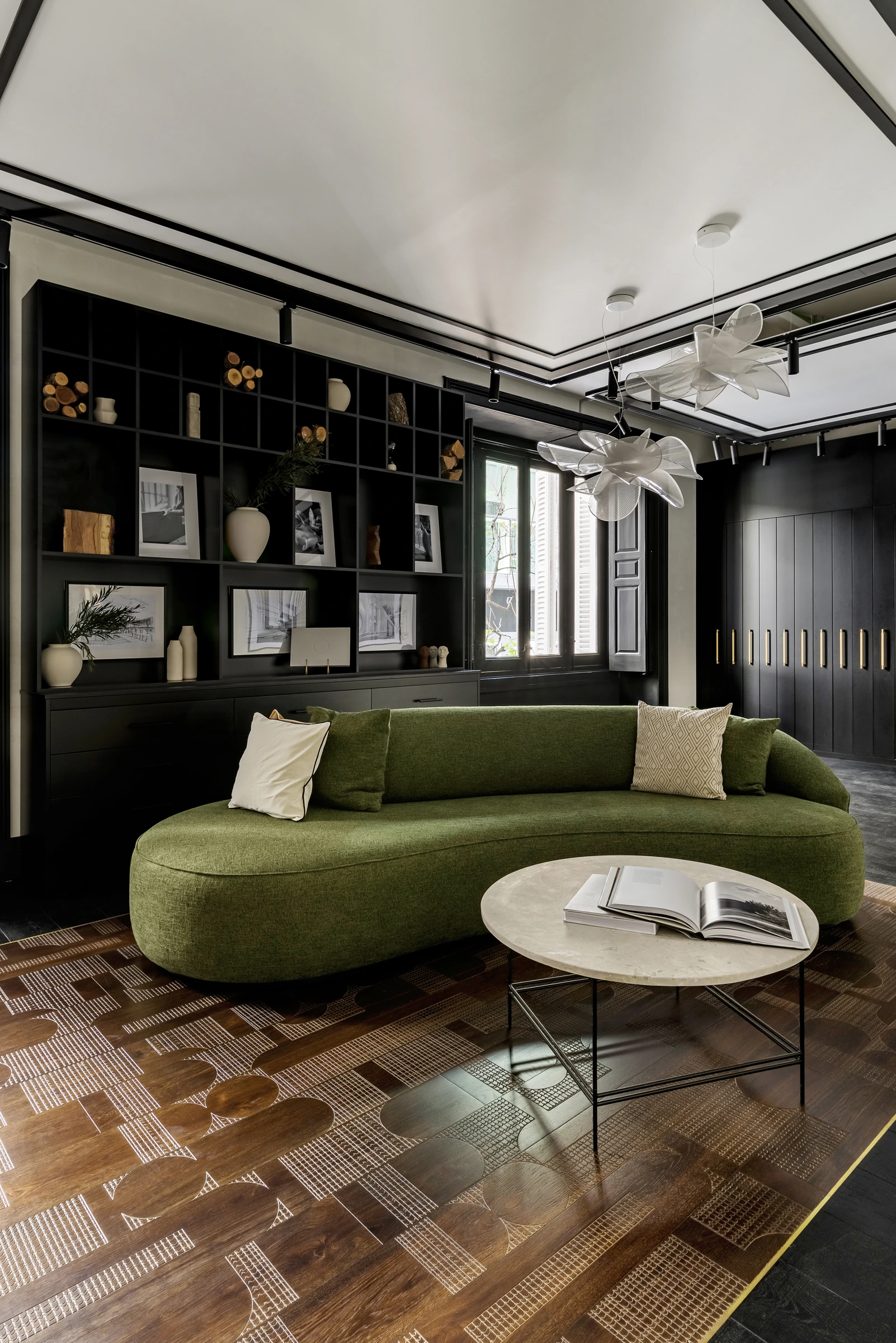Zona de descanso con sofá verde del Showroom Floter